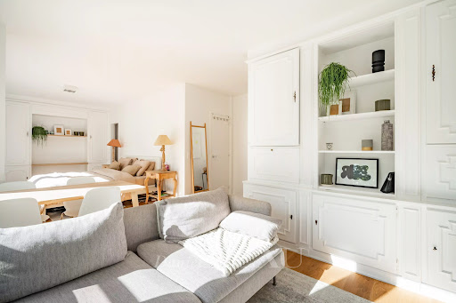 Bright living room with sofa and shelves in this luxury property for sale in Paris 6ème ($1,150,362 - 45 m²)