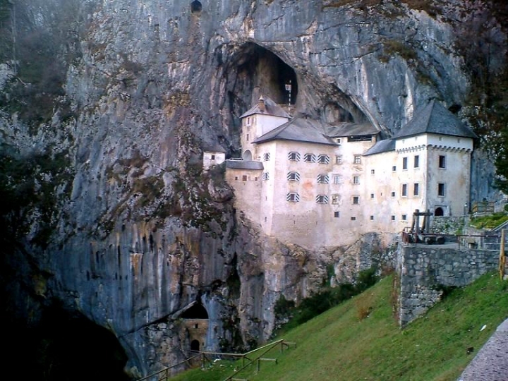 Il Castello di Predjama in Slovenia di BINGA-BONGA