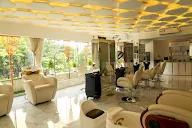 Golden Hive Luxury Unisex Salon photo 3