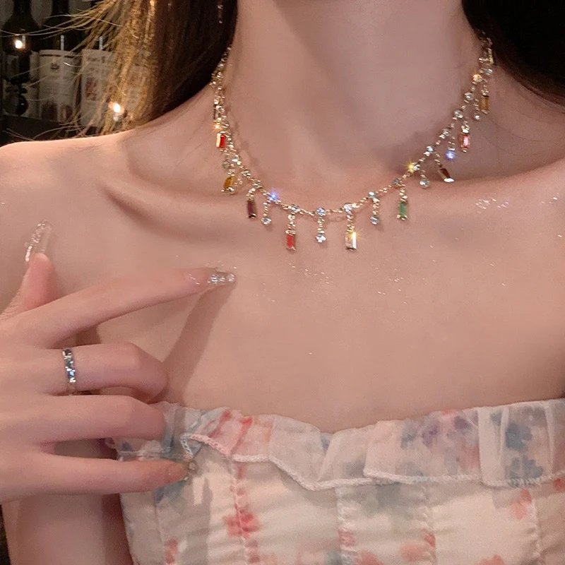 Regenboogkleurige gefranjerde zirkoonketting voor dames, lichte luxe, minderheidsontwerp, geavanceerde uitstraling.