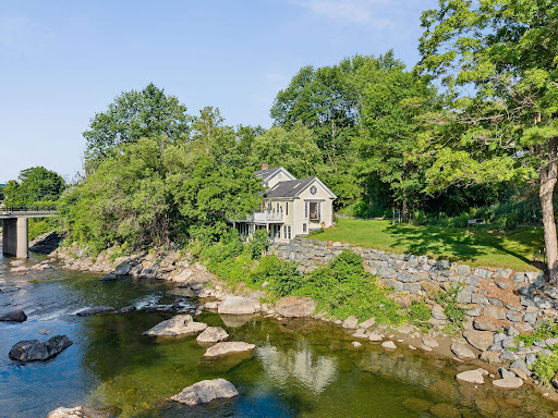 Luxury house for sale in Woodstock (United States) - House on river with wooded garden