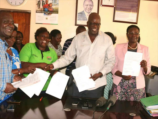 KNUN Kisumu branch officials and the officers from the county Health Department after signing the deal to end the nurses strike on Thursday, February 21, 2019. /FAITH MATETE