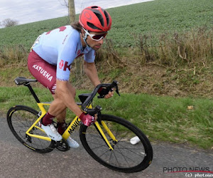 🎥 Renner van Katusha-Alpecin reageert furieus wanneer fan drinkbus uit zijn mond haalt