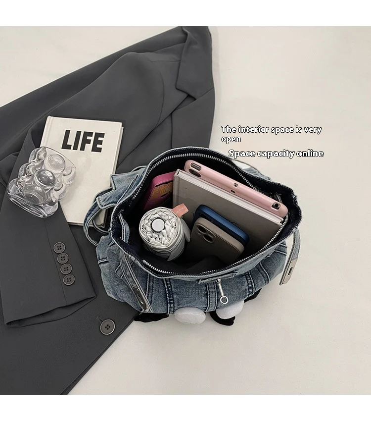 Sac à dos en jean rétro délavé, design tendance. Confortable et stylé pour un usage quotidien. Parfait pour transporter vos essentiels.