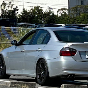 323i