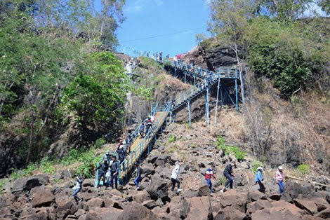 Thác Phú Cường đông khách du xuân 2