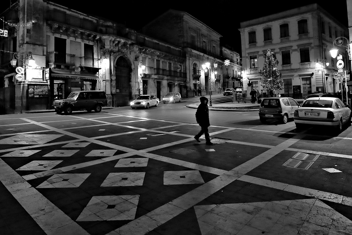 La piazza del paese di Carmelo Vecchio