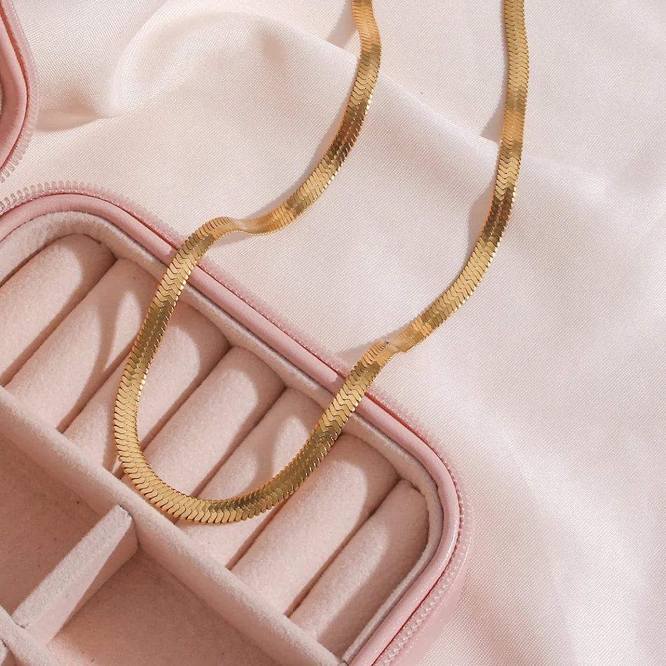 Corrente de cobra simples de aço inoxidável banhada a ouro para mulheres, um acessório elegante e versátil, ideal para uso diário e especial.
