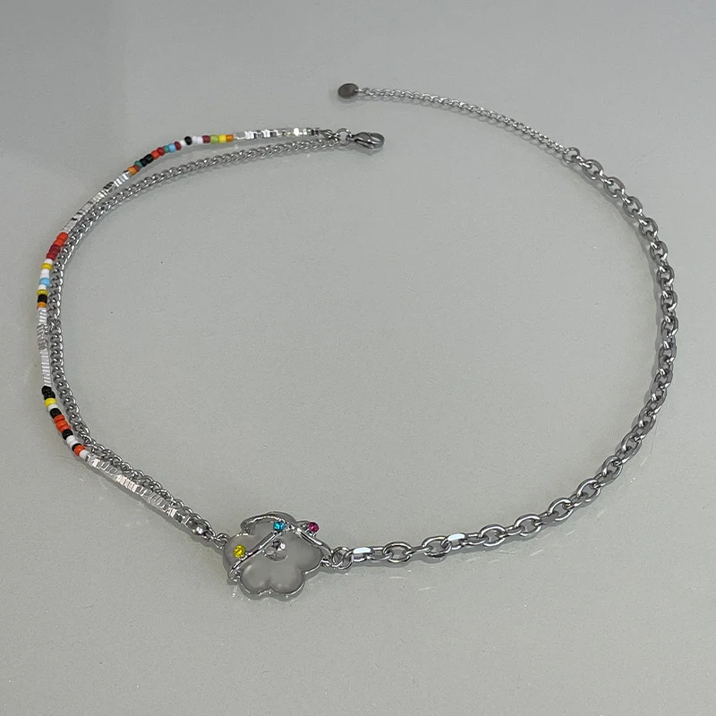 Collier Jelly Flower coloré, perlé et avec couture argentée cassée, un accessoire vibrant pour ajouter style et élégance à votre look quotidien.