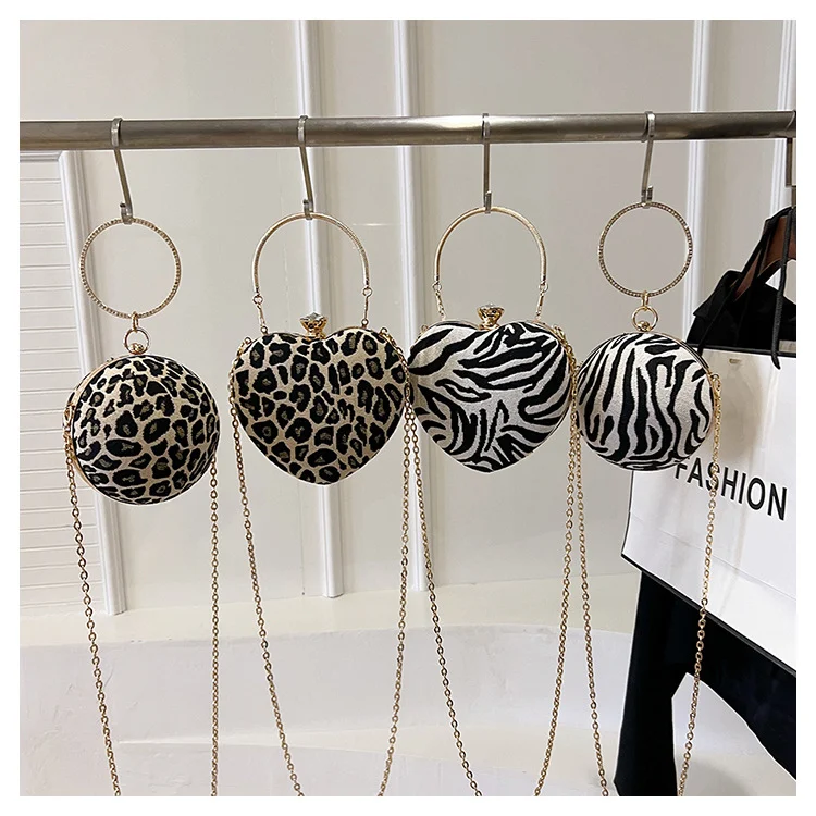 Sac bandoulière cœur pour femme, style célébrité internet. Le sac parfait pour transporter vos essentiels avec style et élégance.