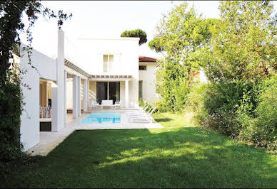 Villa avec piscine et terrasse 2