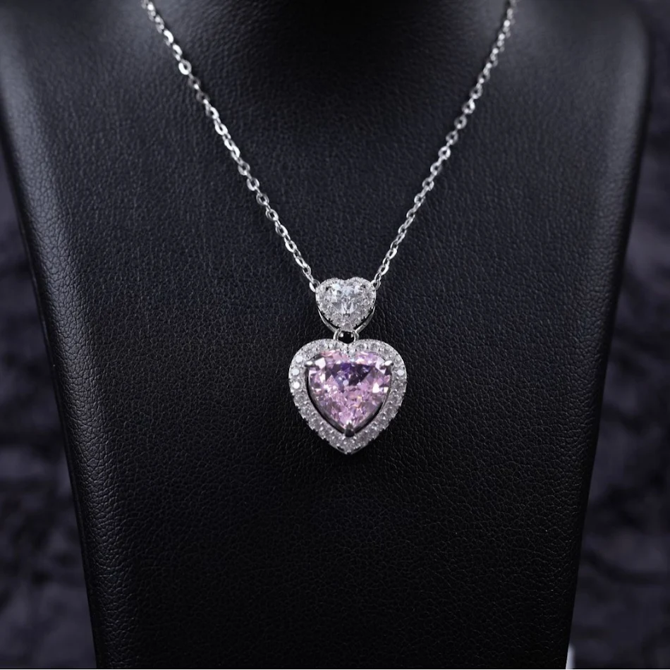 Collier élégant pour femme avec pendentif original double cœur S925. Un bijou raffiné pour exprimer l'amour et ajouter une touche d'élégance à votre style.