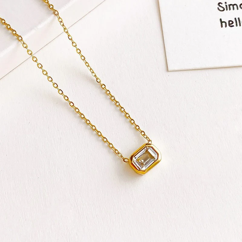 Colar fashion de aço titânio com cristais de zircônia coloridos, acessório perfeito para mulheres que desejam brilhar e se destacar.