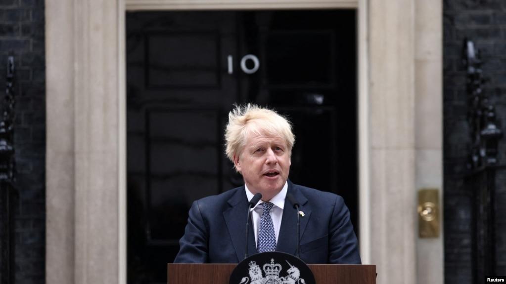 Ông Boris Johnson đứng ở phía trước số 10 phố Downing.