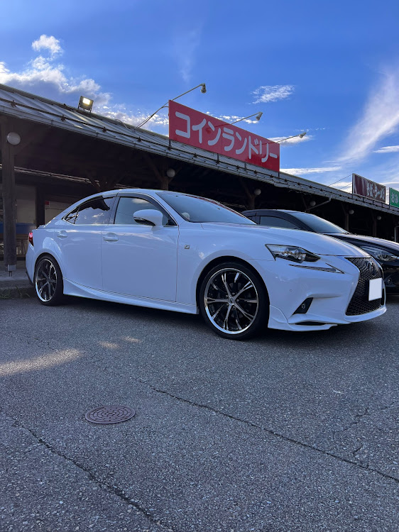 ISの中古品・ホイール交換・ワーク・AVE30に関するカスタム事例の投稿画像1枚目