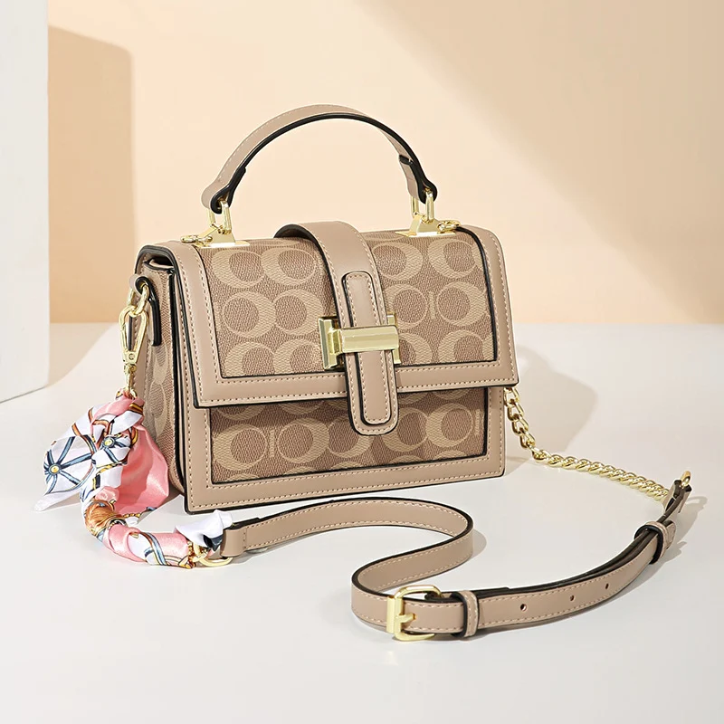 Bolsa Diagonal Vintage com Estampa em PVC, perfeita para o dia a dia. Leve seus pertences com estilo e praticidade, um toque retrô.