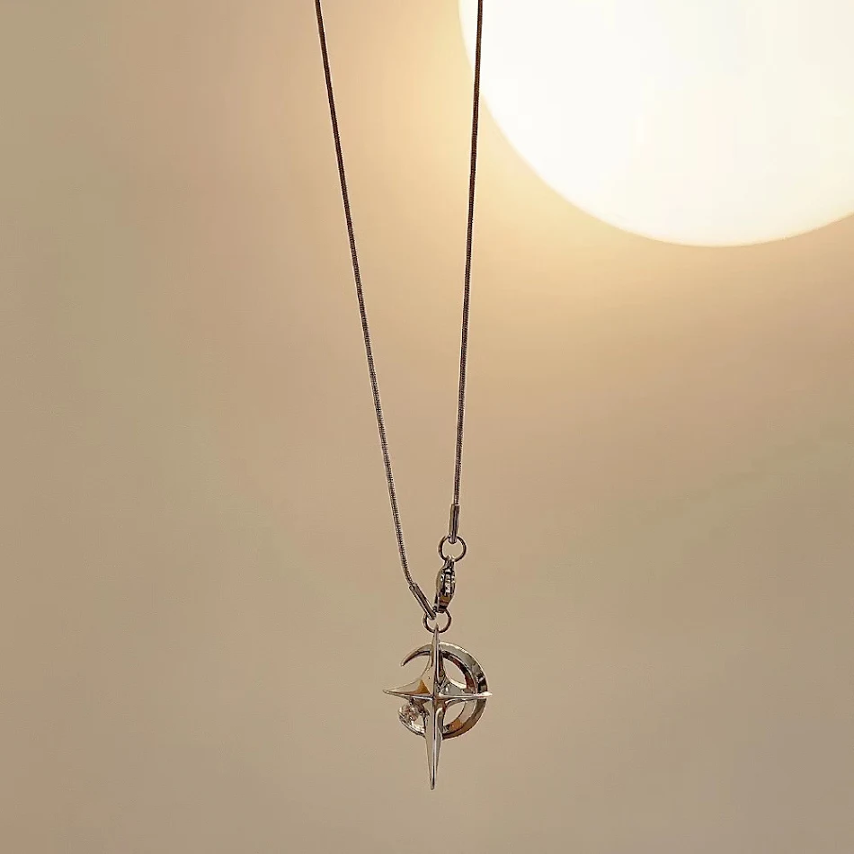 Colar feminino de aço titânio com design de galáxia cruzada. Elegância duradoura, perfeito para uso diário ou presente especial. Resistente e moderno.