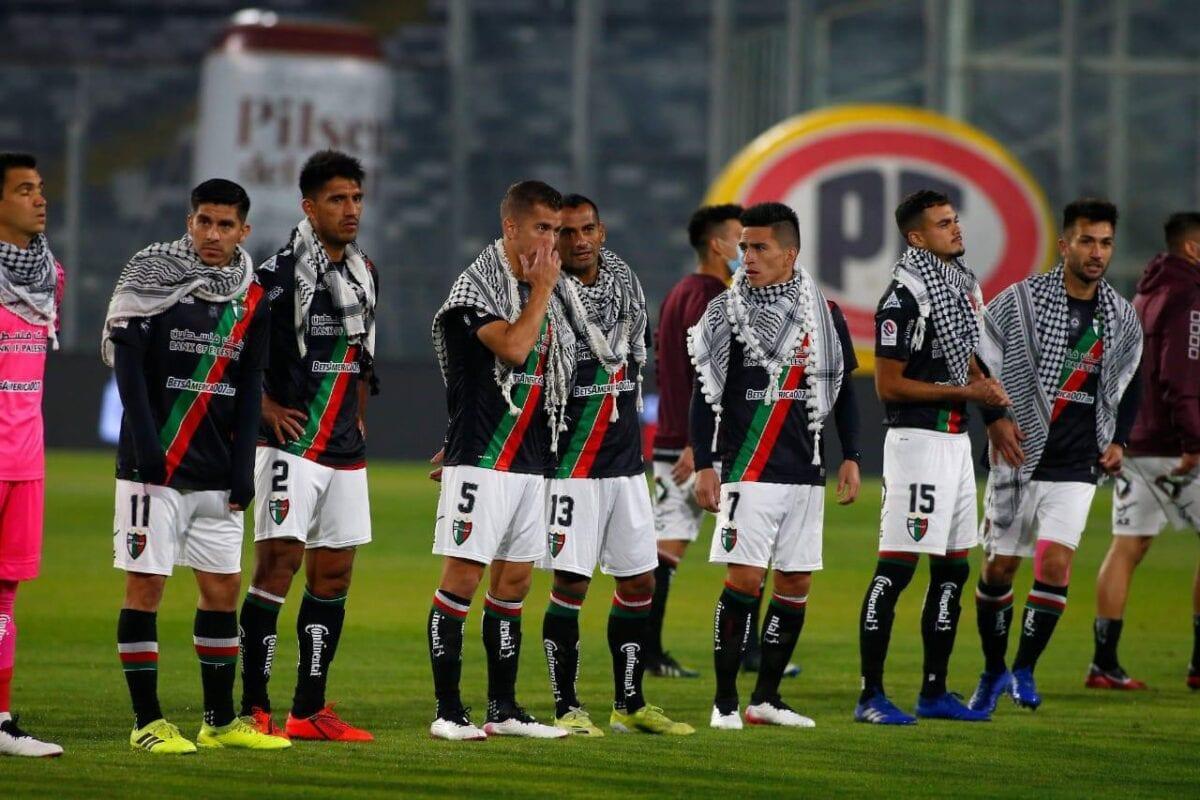 Un grupo de personas con uniforme de fútbol

Descripción generada automáticamente