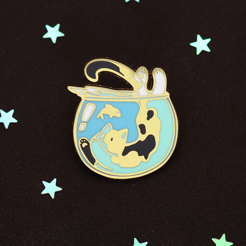 Broche chat mignon de dessin animé sautant dans un aquarium. Accessoire adorable pour les amoureux des chats, amusant, unique, cadeau parfait, ajoute du charme à vos vêtements.