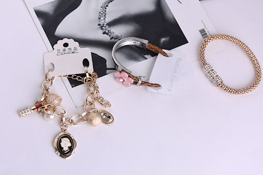 Title 7, Alloy pearl bracelet Timeless elegance for wome...