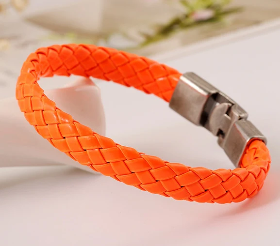 Bracelet de mode simple en cuir tressé, un accessoire élégant et intemporel pour hommes et femmes. Parfait pour toutes les occasions.