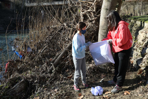 Fotos de limpieza del Río Arga por voluntarios