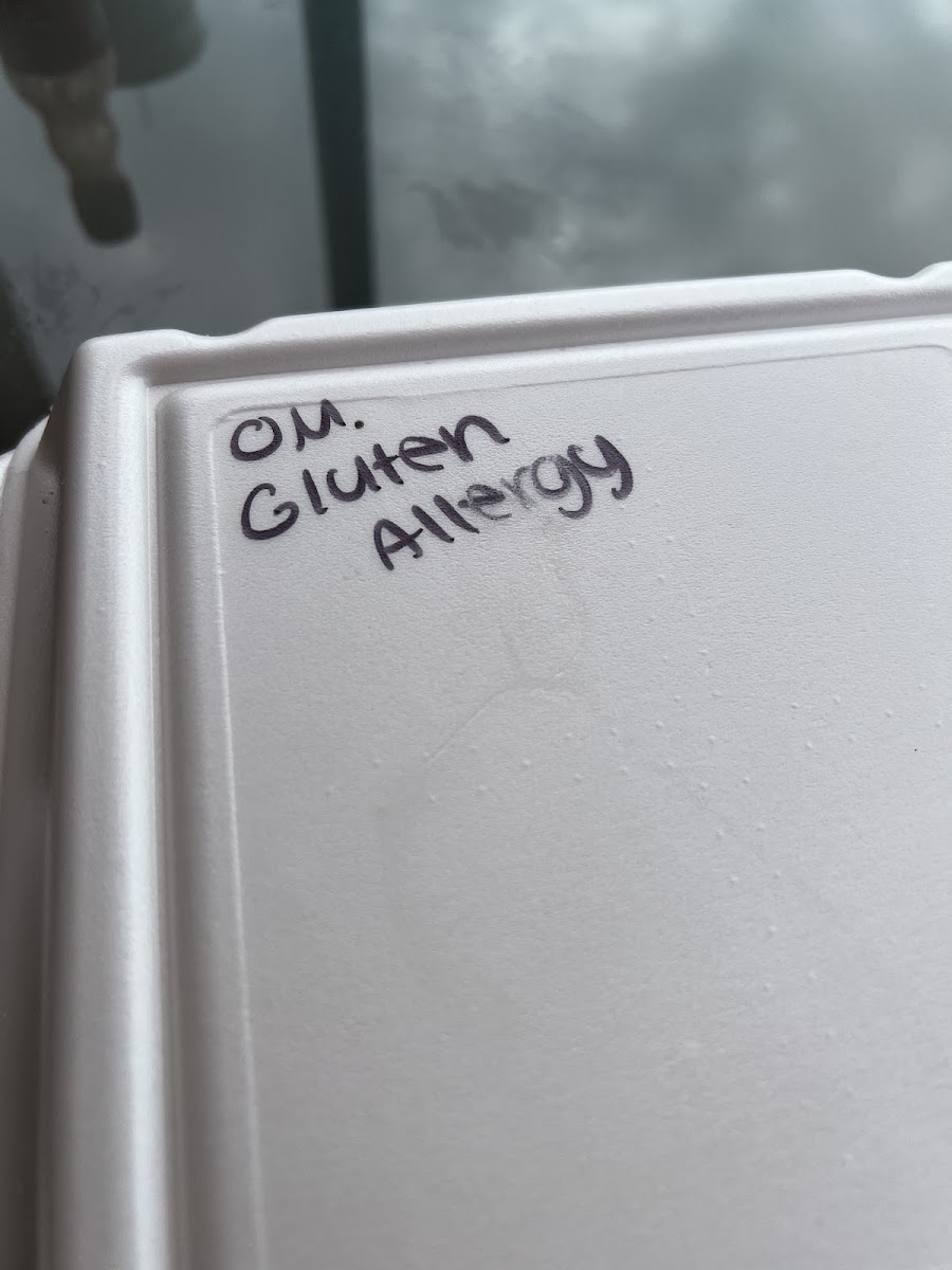 Gluten allergy indication written on the outside of the box containing my omelette
