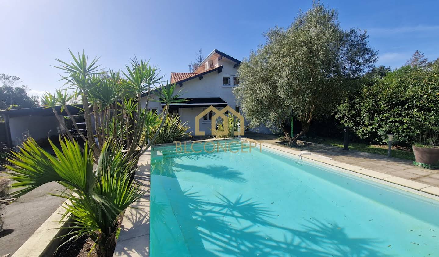 House with pool and terrace La Teste-de-Buch