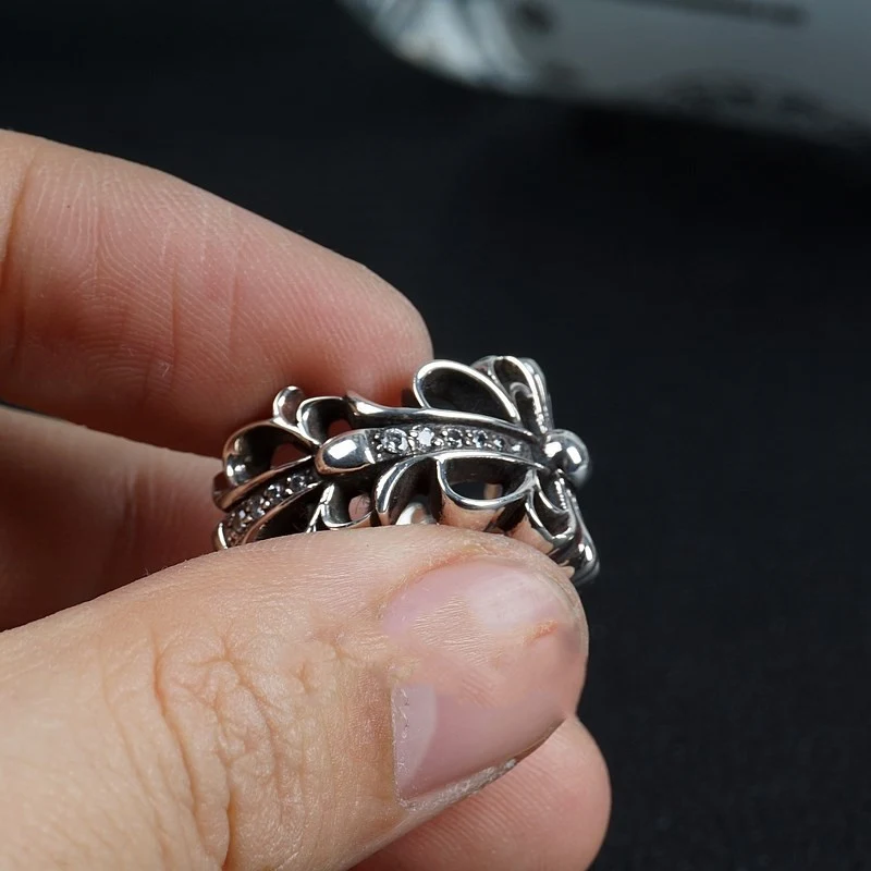 Bague croix, un symbole de foi élégant pour hommes et femmes. Un bijou religieux parfait pour exprimer vos croyances et offrir un cadeau unique.