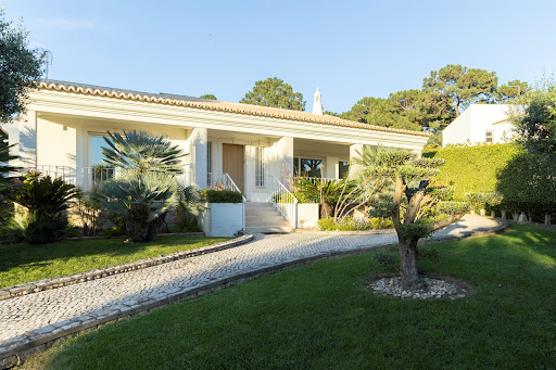 Contemporary house with pool and garden 5