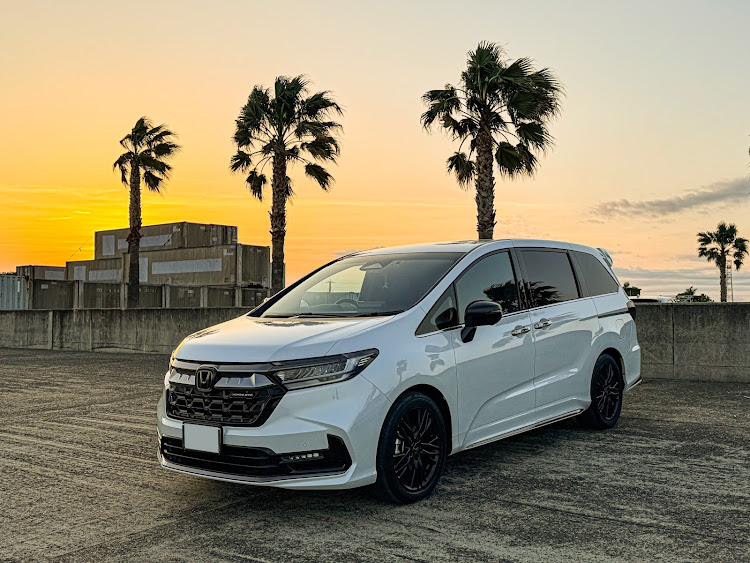 オデッセイの稲フォルニア・vezel・civicに関するカスタム事例の投稿画像1枚目