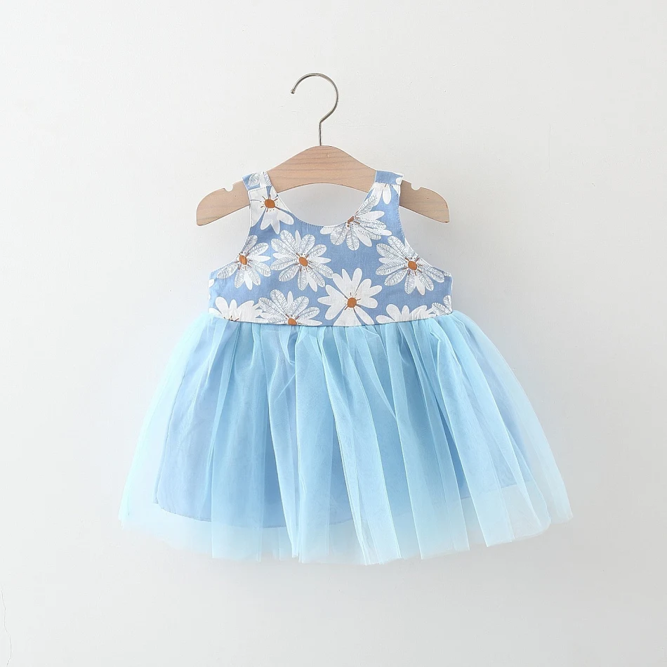 Zomerjurk voor meisjes met bloemenprint en mesh, licht en luchtig, ideaal voor warme dagen en zomerse avonturen.
