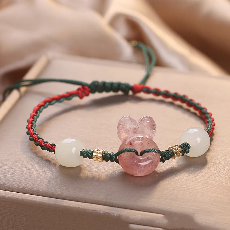 Bracelet Tressé en Corde Rouge avec Lapin en Quartz Fraise, Mignon et Doux. Un Accessoire Porte-Bonheur Charmant.