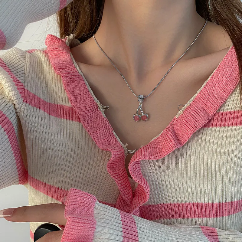 Collier design spécial cerise pour femmes, doux et cool, un accessoire charmant pour sublimer toutes les tenues.