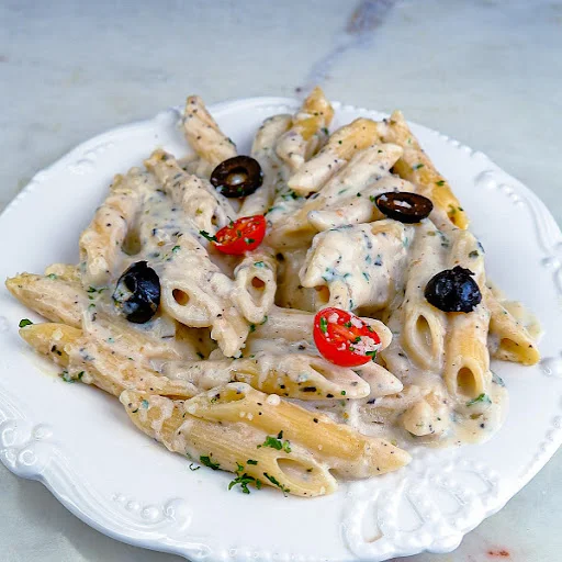 Penne Alfredo Pasta With Garlic Bread