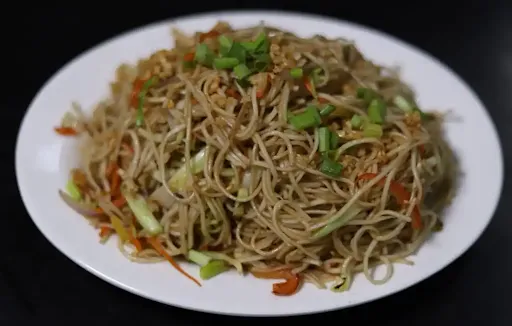 Veg Burnt Garlic Hakka Noodles