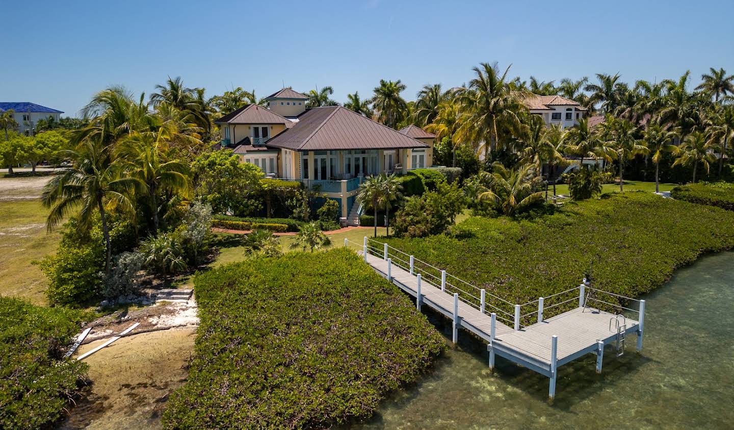 House with pool and garden Shark Key