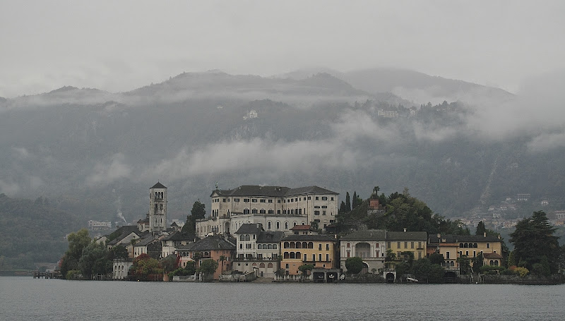 L'isola nel grigio. di sangiopanza