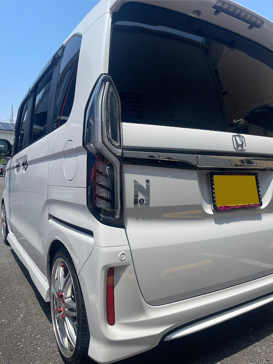 Nボックスカスタムの車好きな人と繋がりたい・N-BOX好きと繋がりたい・ライセンスフレーム・ピンク好き♡・リアからのアングル好きに関するカスタム事例の投稿画像3枚目