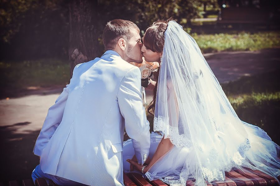 Fotógrafo de casamento Yuliya Lukyanova (lukovka1981). Foto de 19 de outubro 2014