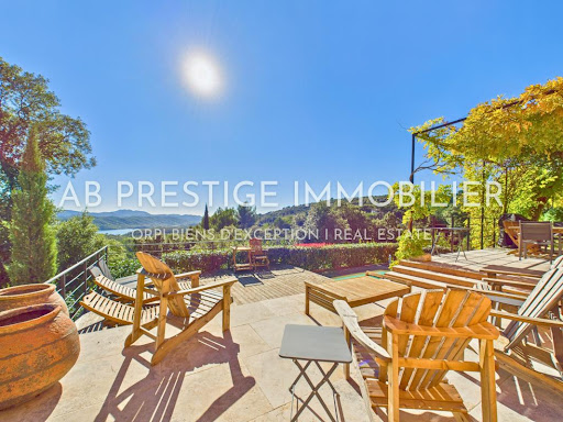 Villa avec piscine et terrasse 2