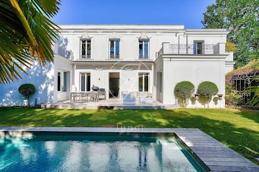 Maison avec piscine et terrasse 1