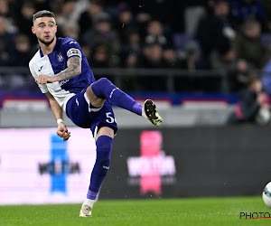 📷 Zeno Debast portait un brassard très spécial contre Eupen, oeuvre d'un artiste bruxellois