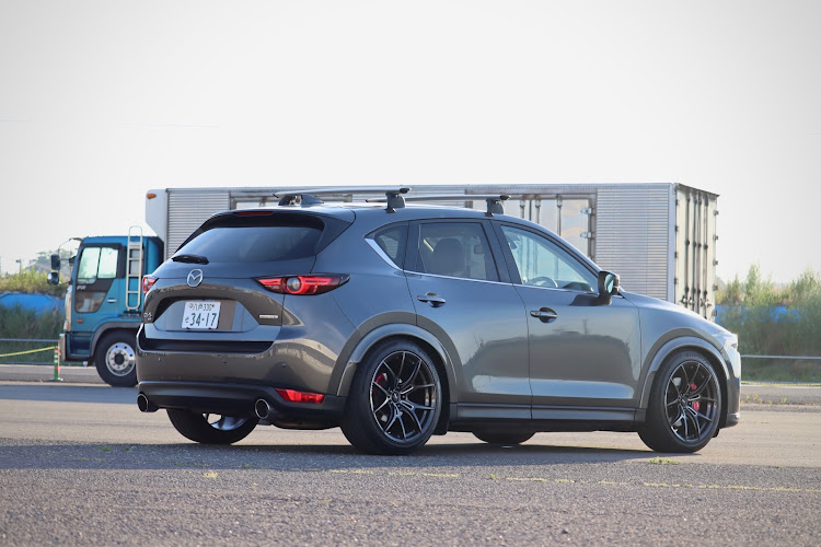 CX-5のCX-5・57FXZ・マシグレ・ナンバーレス・車高ダウンに関するカスタム事例の投稿画像4枚目