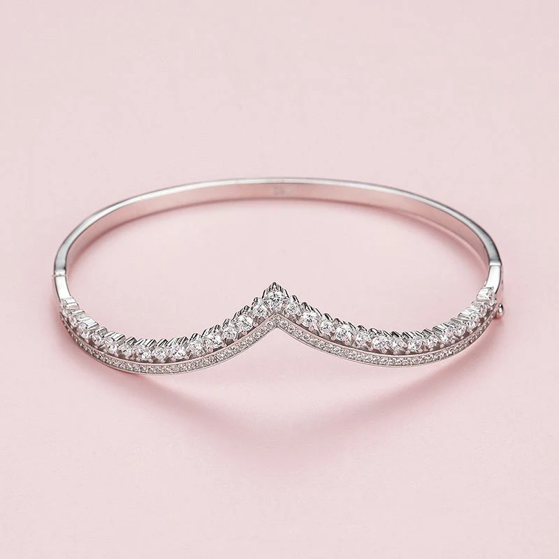 Bracelet Couronne Argent en V pour Femme, bijou élégant, design raffiné, accessoire de mode idéal, cadeau parfait, style unique.