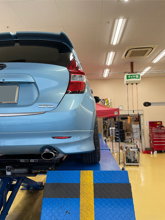 ノートのIMPUL・エンジンオイル交換・ワコーズ添加剤・タイヤ館・リフト上がってる自分の車は最高に関するカスタム事例の投稿画像4枚目