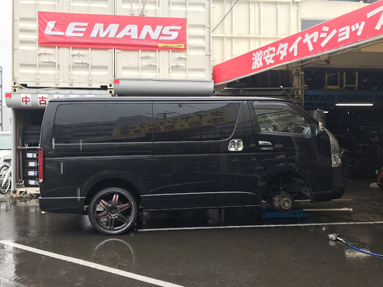 ハイエースバンのホイール交換・タイヤ交換・車高調整に関するカスタム事例の投稿画像2枚目
