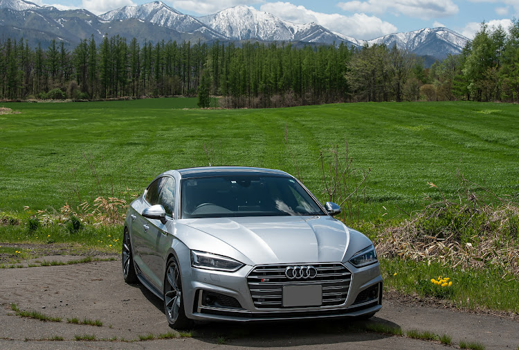 S5 スポーツバックのAudiと美しい風景・S5 スポーツバック・緑の草原・残雪の山々に関するカスタム事例の投稿画像1枚目