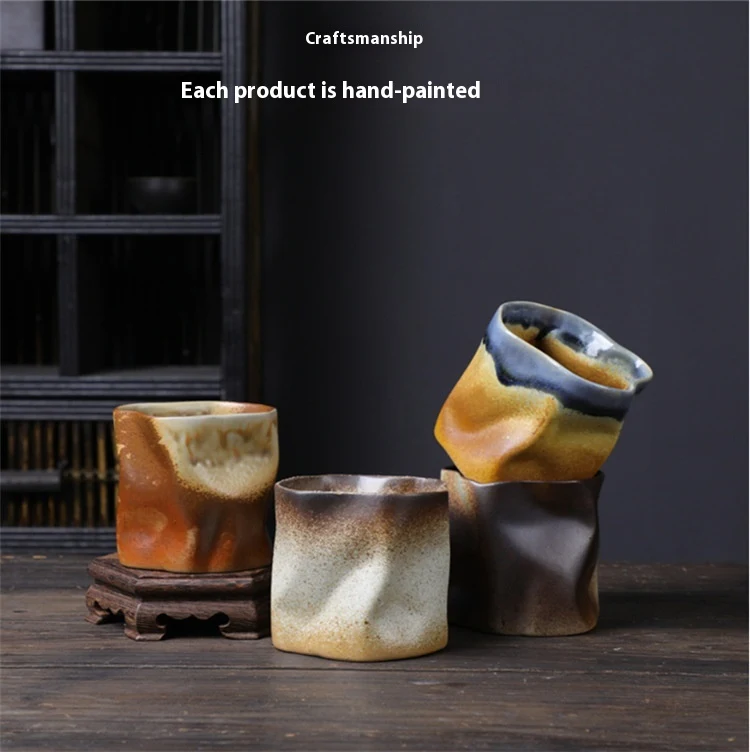 Caneca de porcelana criativa com formato retrô. Saboreie suas bebidas com estilo e sofisticação. Perfeita para café, chá e chocolate.