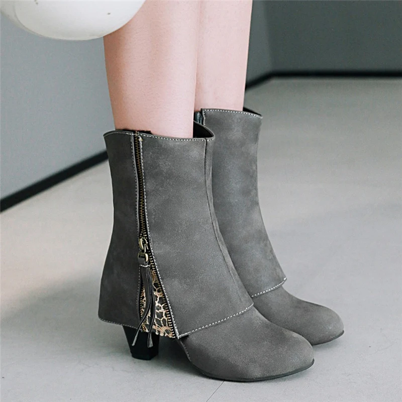 Botas retrô de salto grosso, perfeitas para um visual casual e estiloso. Conforto e moda em um só calçado. Compre já!